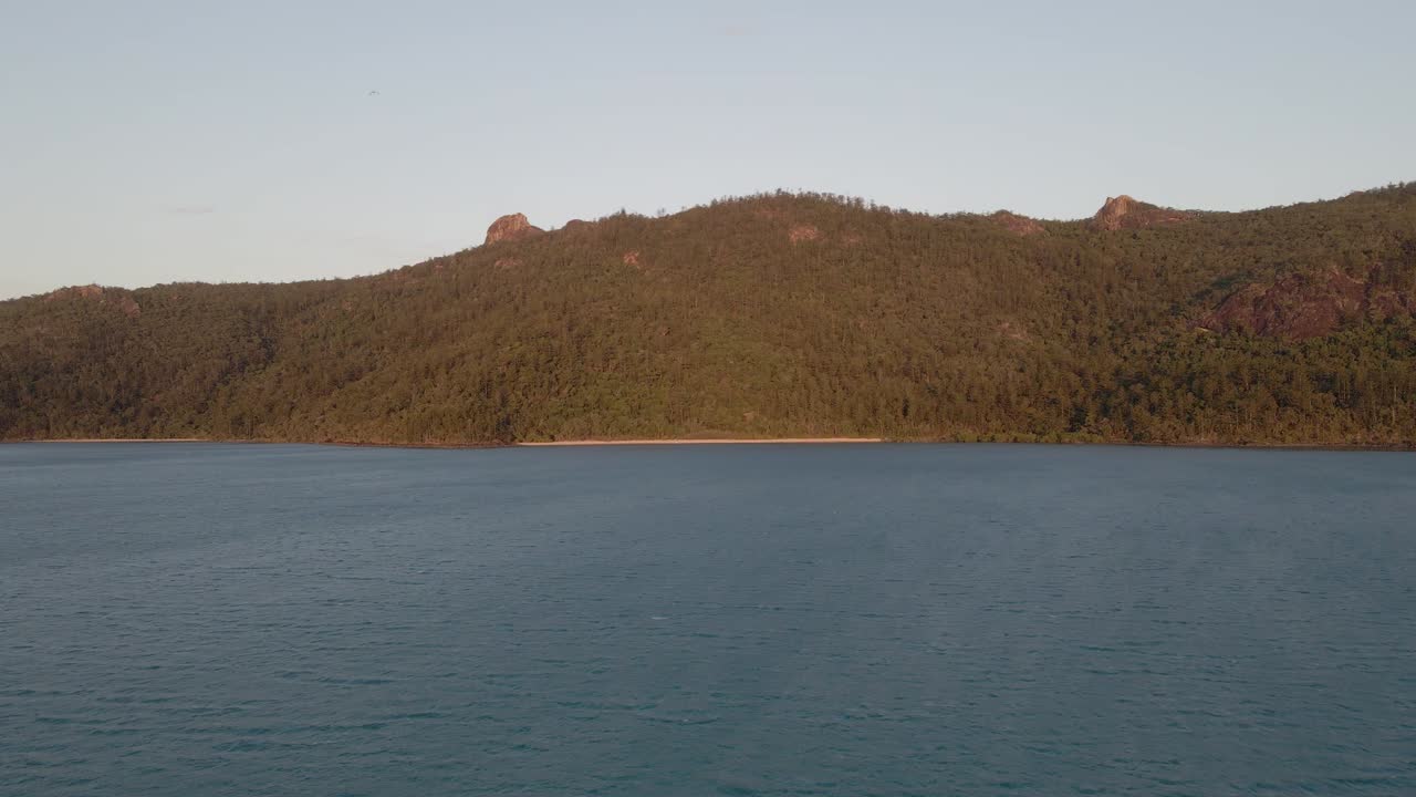 whitsunday 섬, 퀸즐랜드 호주에 있는 후크 섬의 산에서 울창 한 나무