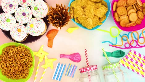 tomar comida de la fiesta de la mesa con decoraciones de la fiesta, comida, pasteles, globos, velas - detener el movimiento