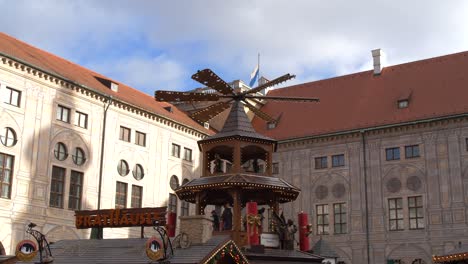 windmühlenkarussell auf dem weihnachtsmarkt