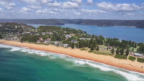 über-Den-Pazifischen-Ozean-Und-Brandung-Und-Sand-Von-North-Palm-Beach-Mit-Palm-Beach-Golf-Club-Und-Pittwater-Dahinter