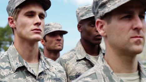 soldados militares de pie en el campamento de entrenamiento 4k