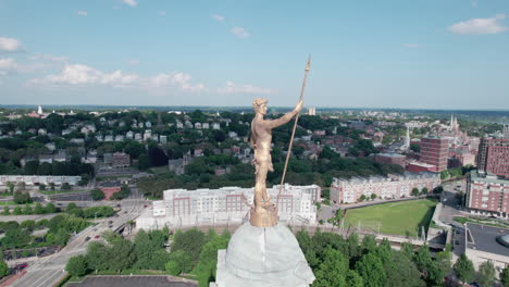 video de órbita aérea de 180 grados de la estatua del hombre independiente en la parte superior de la casa estatal de rhode island con el horizonte de la providencia