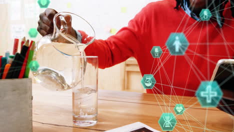 animación de iconos globos, hombre afroamericano sosteniendo un teléfono móvil y vertiendo agua en un vaso