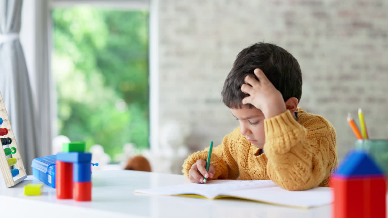Bambino, disegno o ragazzo che scrive i compiti su un quaderno