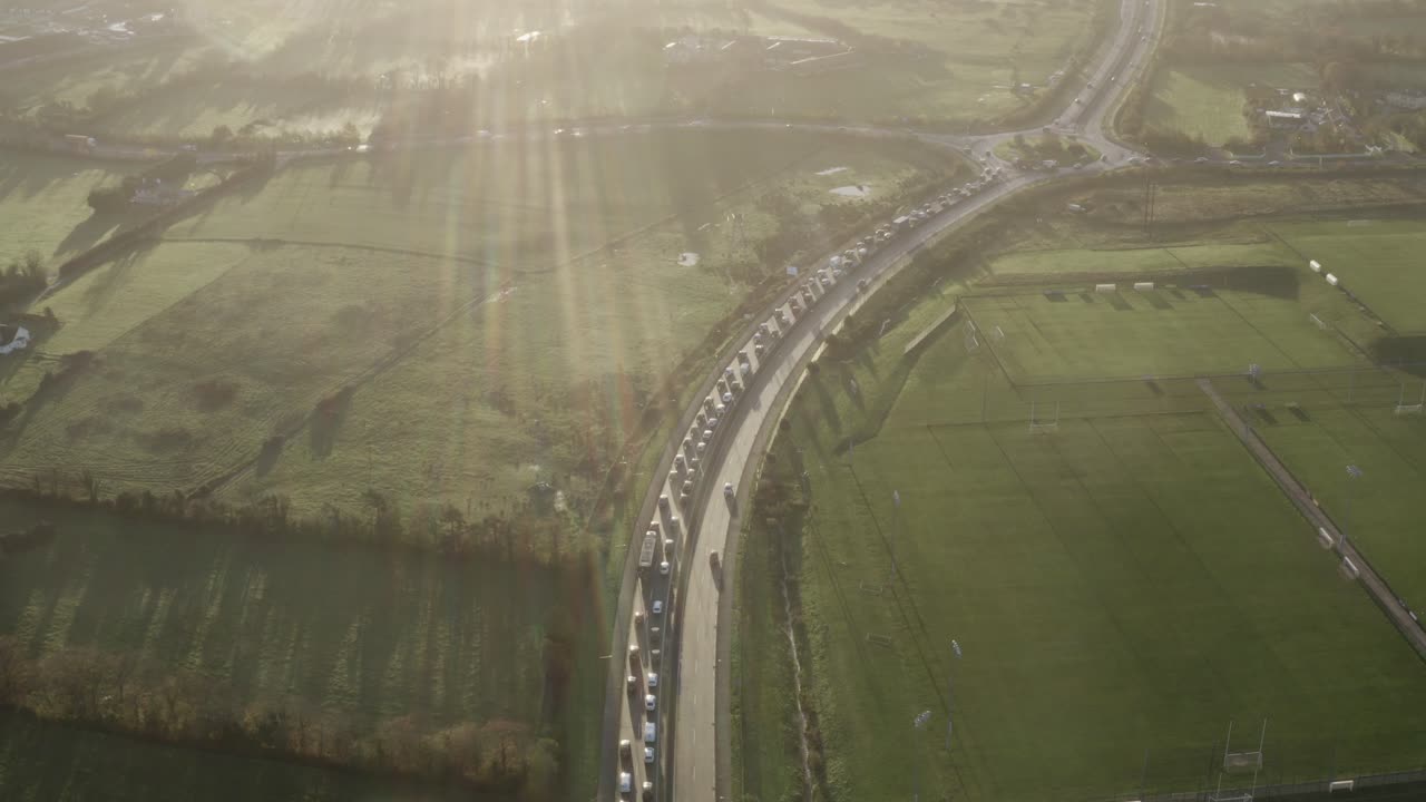 아일랜드 고속도로 로터리에서 교통 체증의 공중 렌즈 플레어 보기