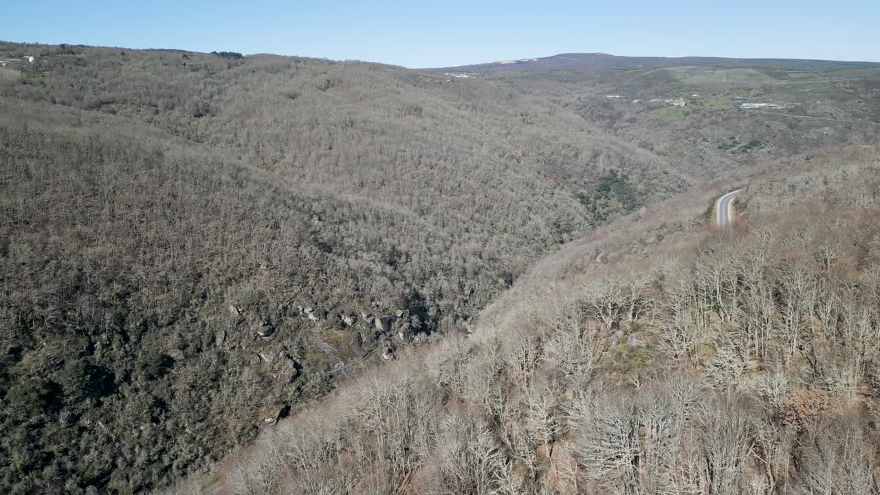 dolly aérea sobre el río navea y la carretera que serpentea a través de ourense españa
