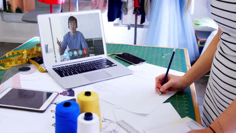 diseñadora que tiene una videoconferencia