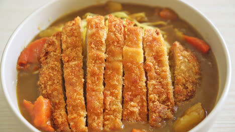 fideos ramen al curry con chuleta de cerdo frita tonkatsu - estilo de comida japonesa