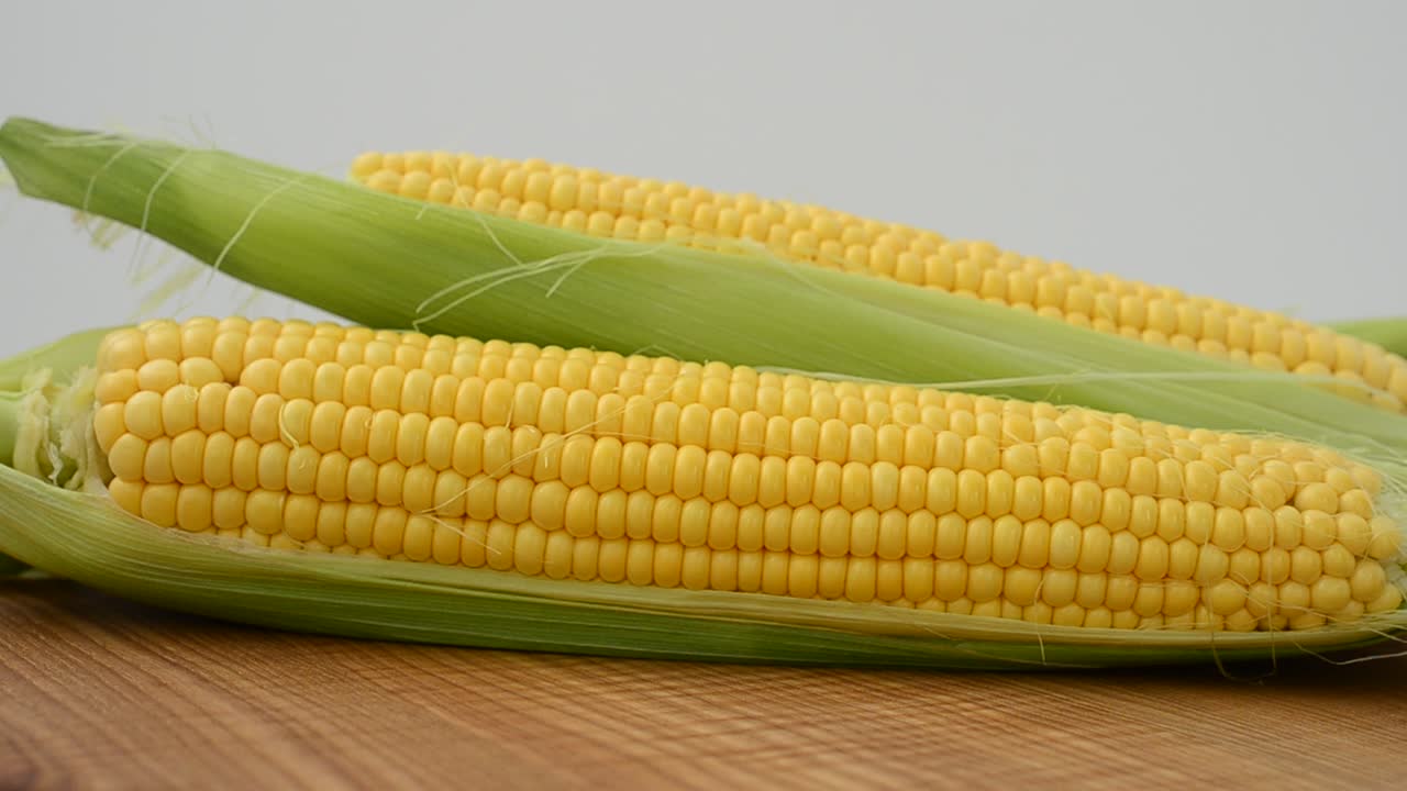 Shooting of corn on a turn table. Shooting in the movement