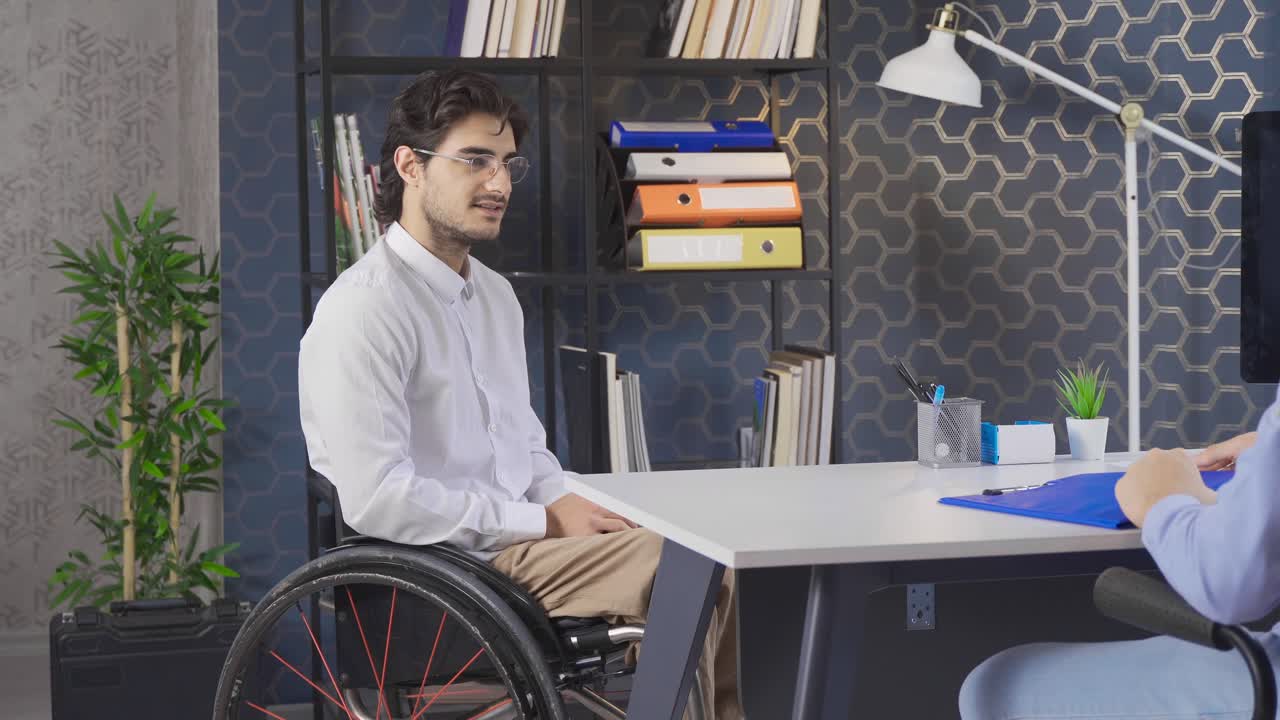 joven en silla de ruedas con un colega de trabajo.