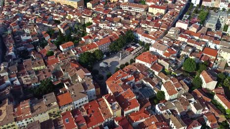 안티베스 (antibes) - 프랑스 남부의 오래된 도시, 지붕, 그림 같은 도시 위치.