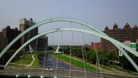 Puente-En-Taoyuan-Taiwán-Con-El-Horizonte-De-La-Ciudad-En-Segundo-Plano