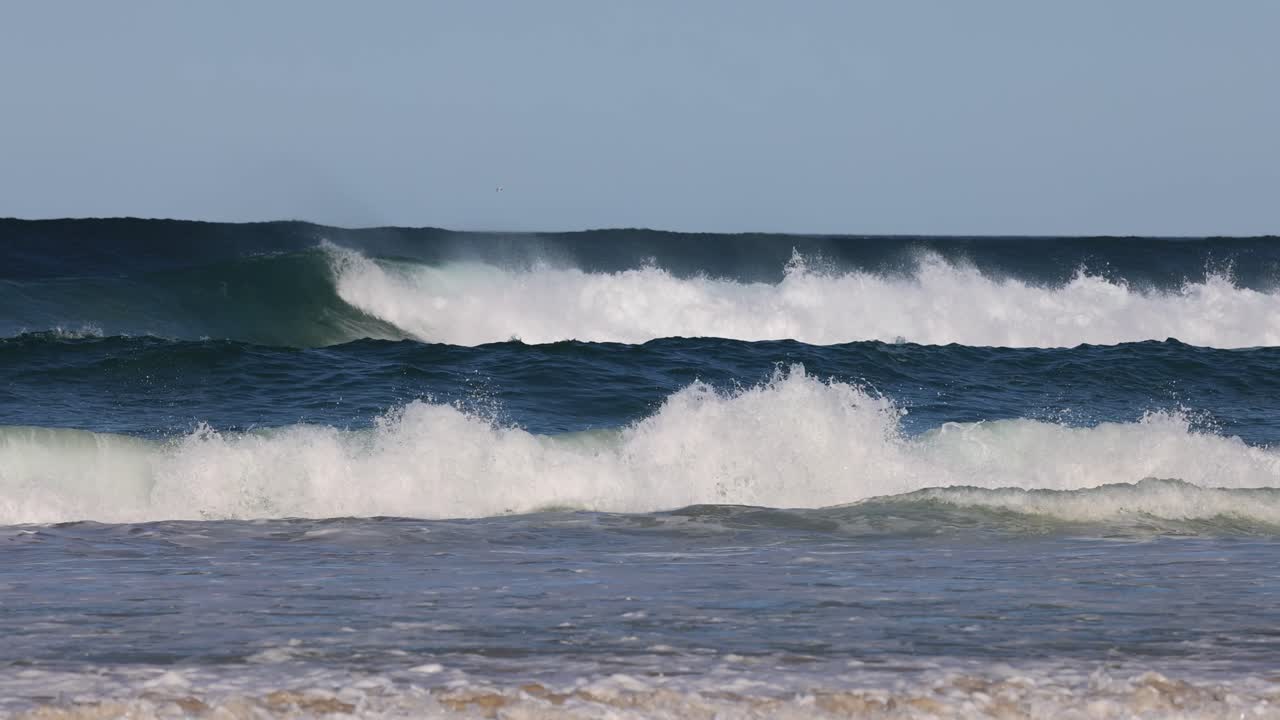 해변 에 부히는 바다 물결 의 순차적 인 모습