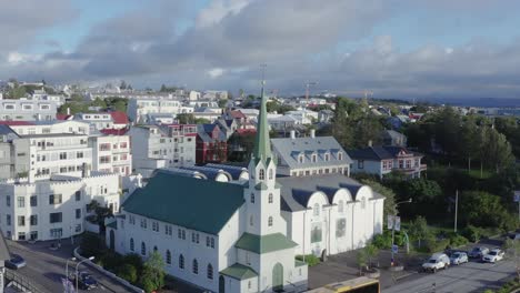 Lutheran-Church-in-capital-Reykjavik-of-Iceland,-idyllic-building-during-dusk