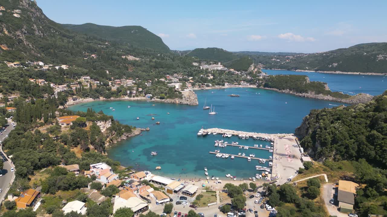 la playa de paleokastritsa en corfú, grecia - vista aérea cinematográfica