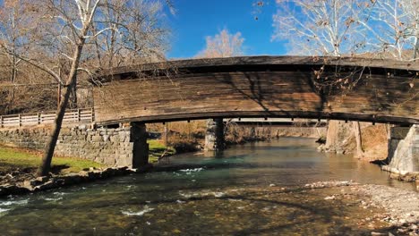 vista aérea descendente del puente jorobado en virginia