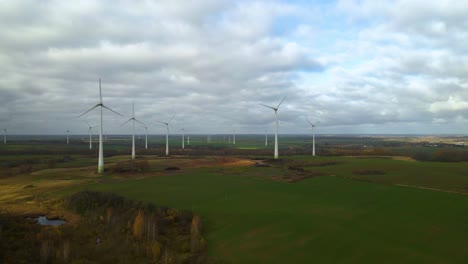 Toma-Aérea-De-Molinos-De-Viento-Giratorios-Grupales-En-Un-Parque-Eólico-Para-La-Producción-De-Energía-Eléctrica-Renovable-En-Un-Campo-En-4k