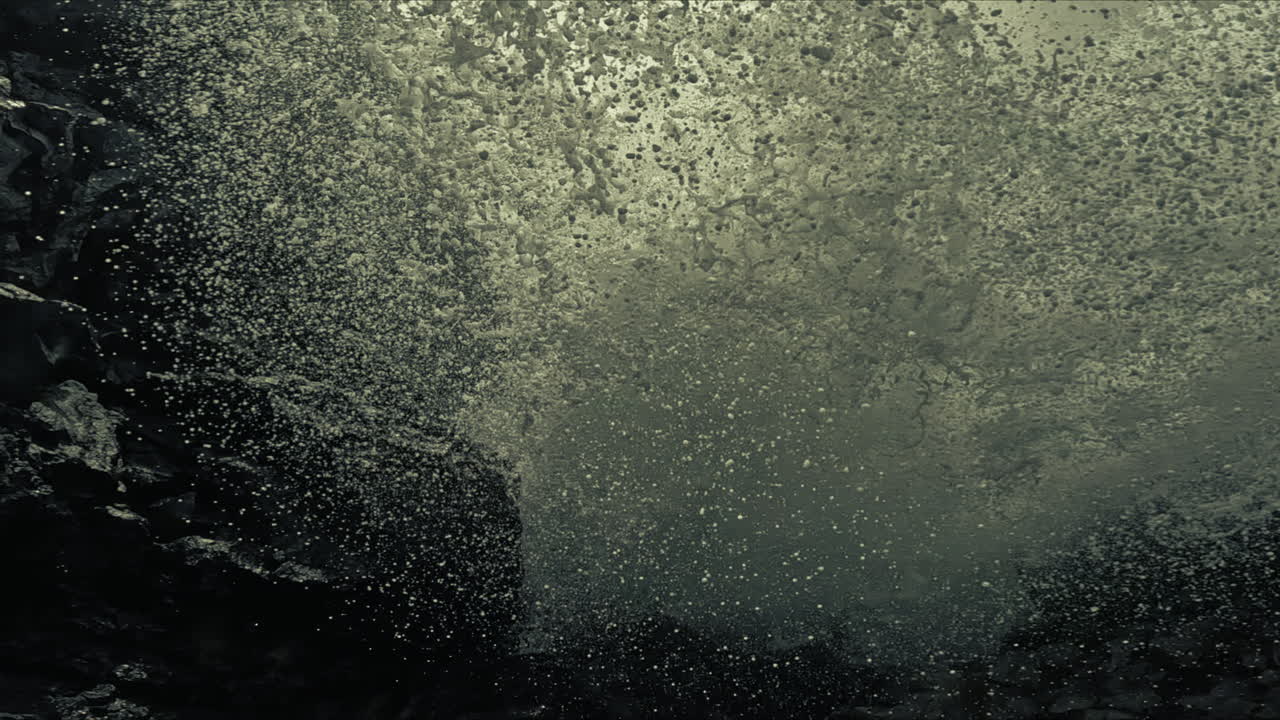 poderosas olas chocando contra la costa rocosa