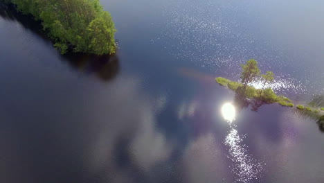 hermoso video de dron girado por un banco de una pequeña capa en un lago forestal finlandés