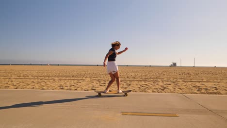 Mujer-Montando-Longboard-Luego-Atrapar-Un-Día-Soleado-De-Verano