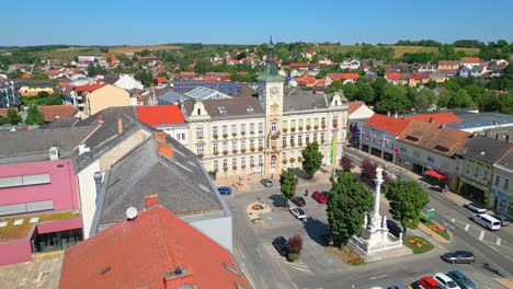 Una-Vista-Del-Ayuntamiento-En-La-Plaza-Principal-Hauptplatz-En-Austria,-Niederösterreich,-Baja-Austria