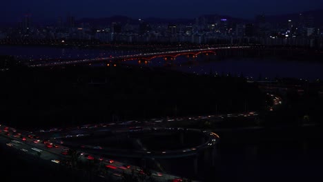 lapso de tiempo nocturno puente yongbigyo y tráfico de automóviles en el puente seongsu en seúl, corea del sur