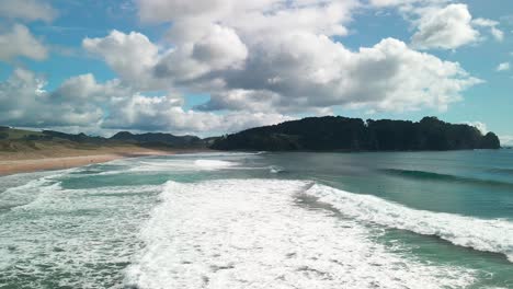 drone volador sobre la playa de agua caliente en la península de coromandel de nueva zelanda