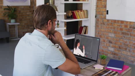 Kaukasischer-Männlicher-Student,-Der-Einen-Laptop-Bei-Einem-Videoanruf-Mit-Einer-Lehrerin-Nutzt