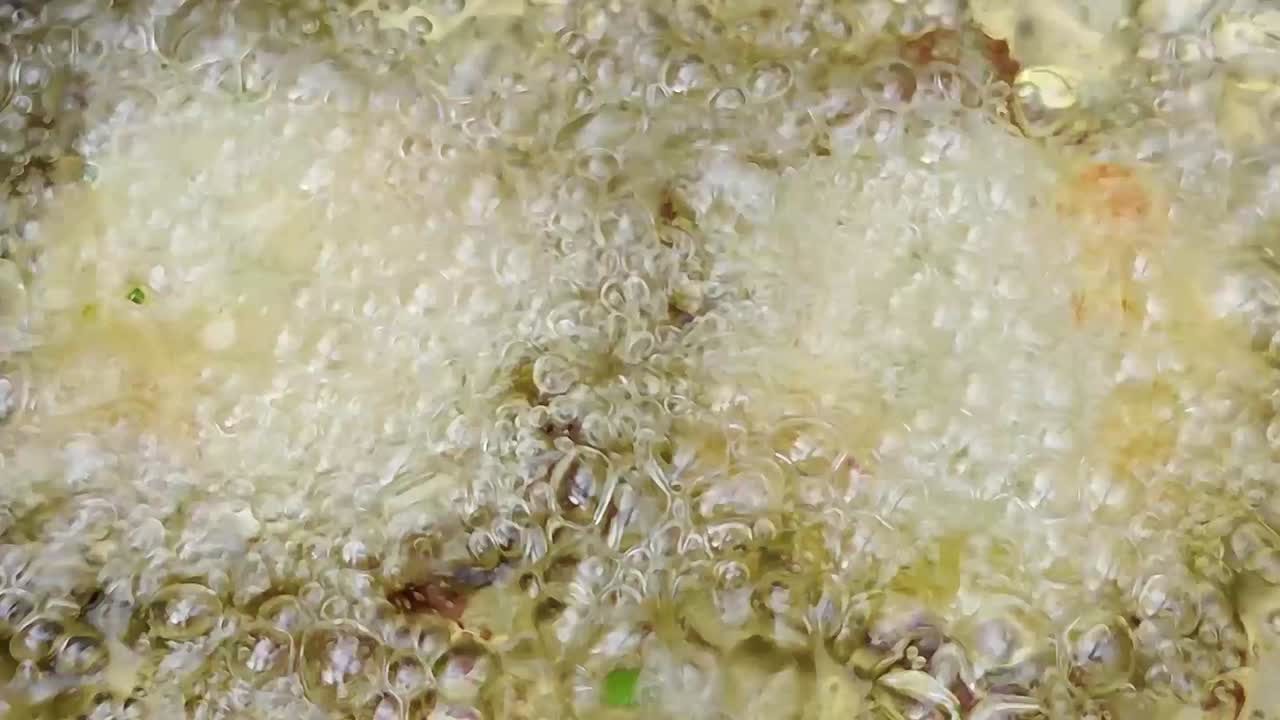 b rollo de papas hirviendo en agua caliente