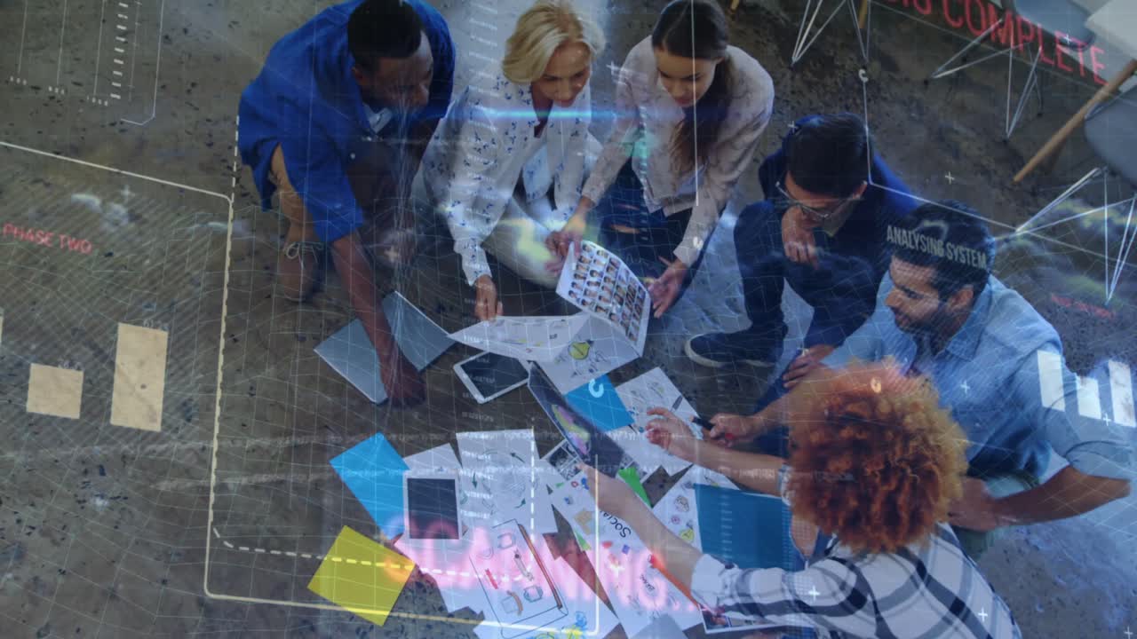 animación del procesamiento de datos sobre diversos colegas discutiendo sobre documentos contra las nubes