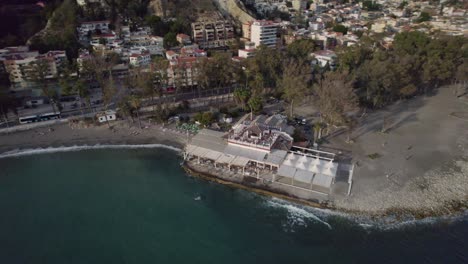 Una-Hermosa-Y-Lujosa-Cafetería-Junto-A-Una-Ciudad-En-La-Playa