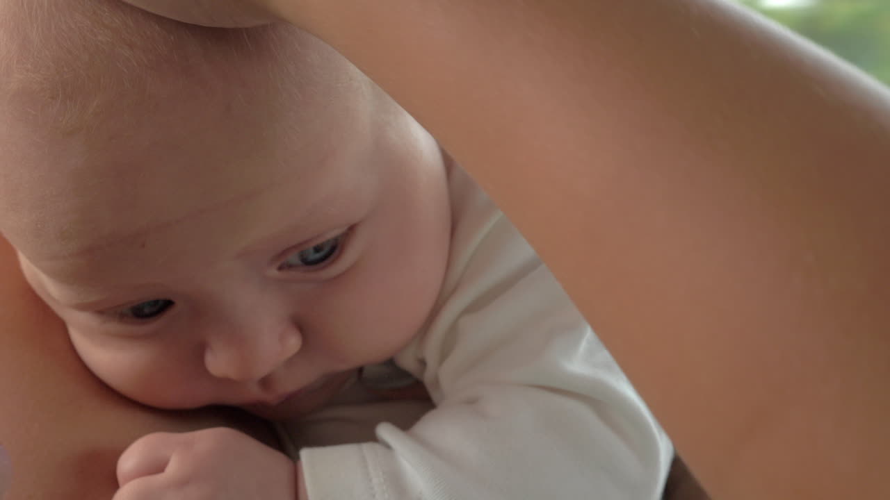 소년은 그의 귀여운 여동생을 사랑합니다.