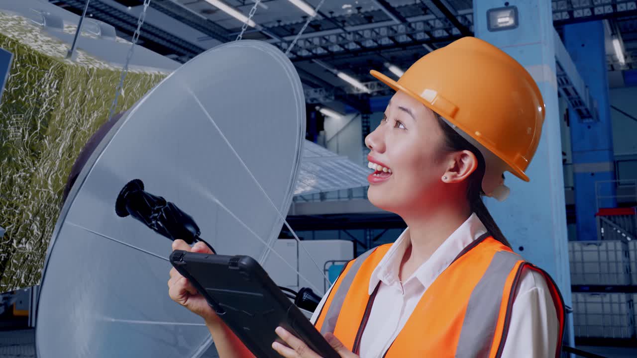 ingeniera inspeccionando el equipo de la imprenta