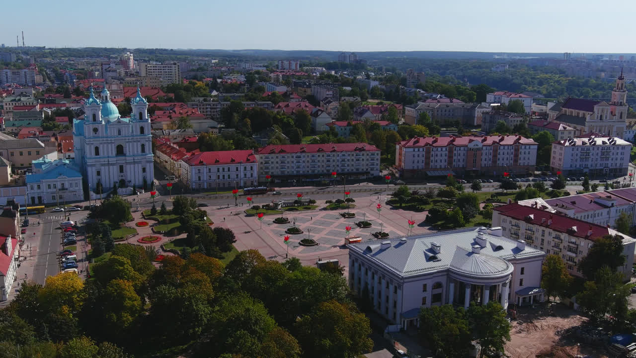 Letecký záběr dronem na náměstí města Grodno s katedrálou a historickými budovami v Bělorusku.
