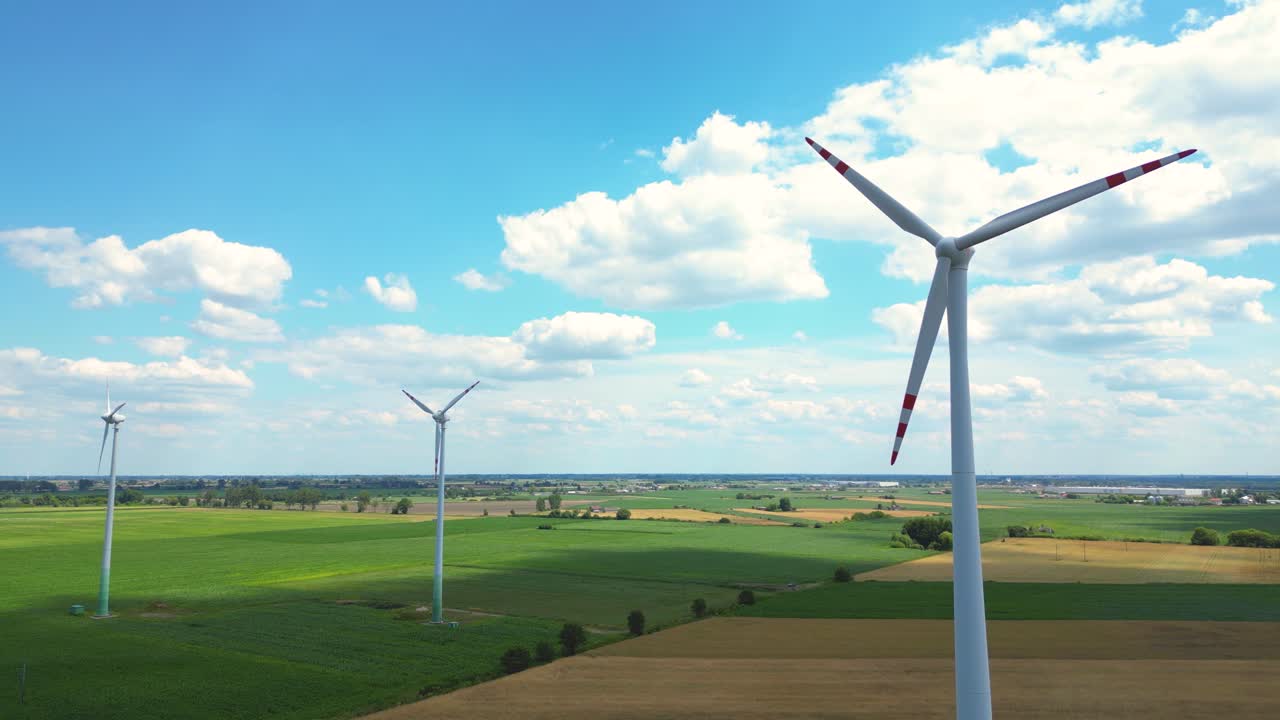 vista aérea de una poderosa granja de turbinas eólicas para la producción de energía en un hermoso cielo nublado en las tierras altas