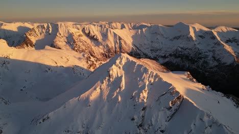 Goldene-Stunde-–-4K-Drohnenaufnahmen-–-Die-Karpaten-In-Rumänien