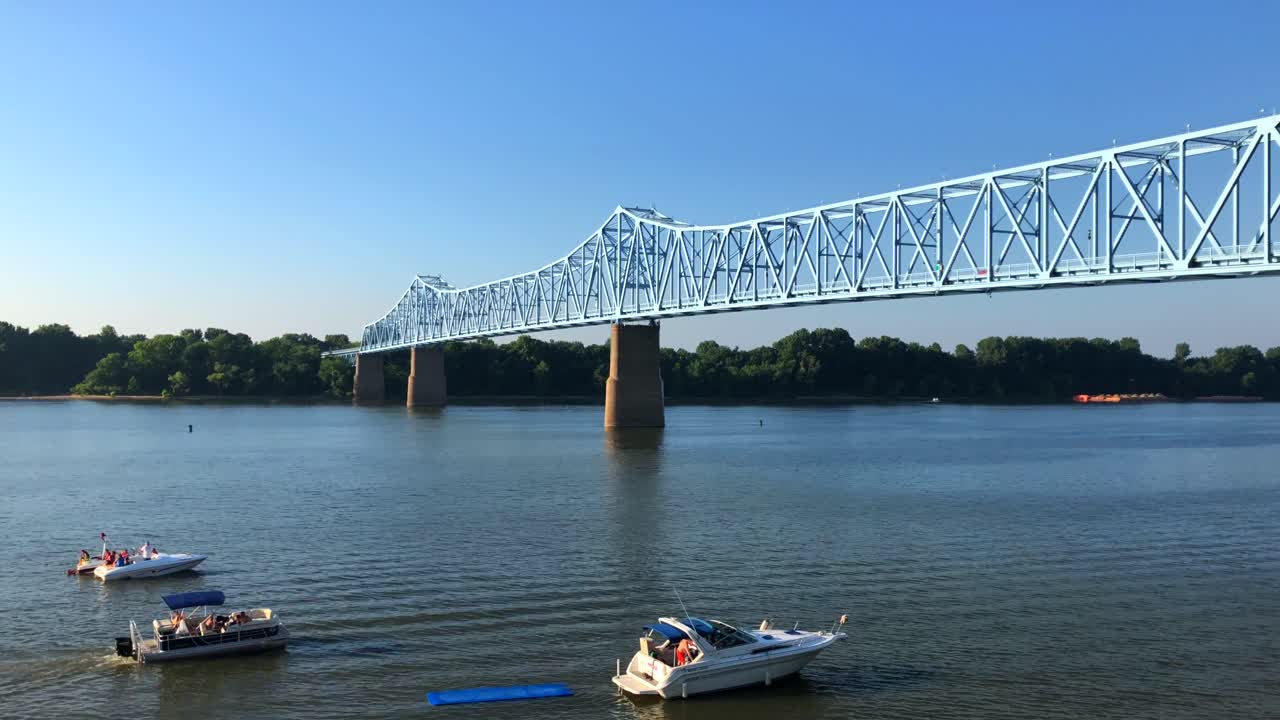 켄터키 주 오웬스보로에 있는 오하이오 강과 글로버 캐리 다리의 전망
