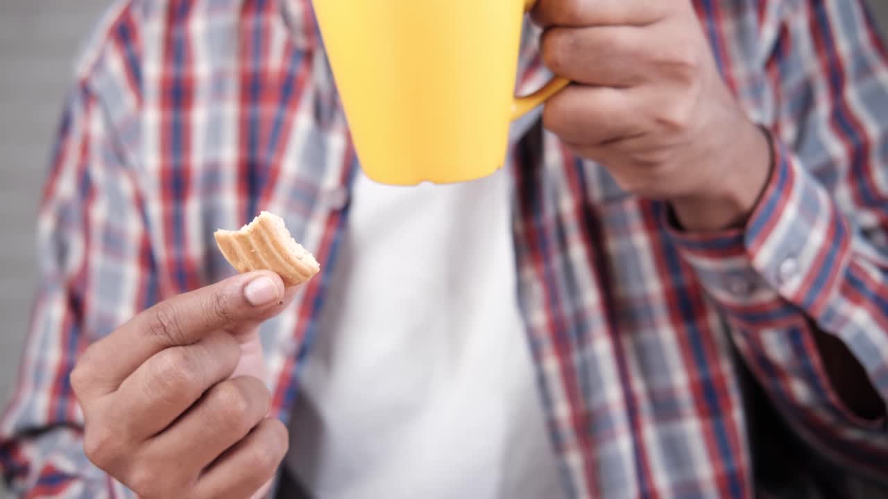 쿠키 를 먹고 컵 에서 물 을 마시는 사람