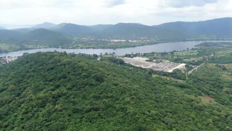 Paisaje-Verde-A-Fábrica-En-Akosombo-Con-Cuerpo-De-Agua