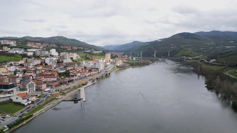 Río-Duero-Que-Conduce-Al-Peso-Da-Regua,-Portugal---Antena