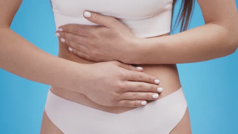 mujer con dolor abdominal