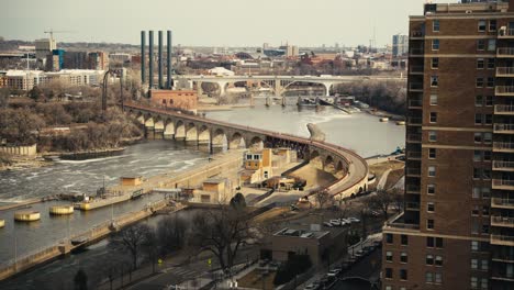 Clip-De-Teleobjetivo-Del-Icónico-Puente-De-Arco-De-Piedra-En-El-Centro-De-Minneapolis-Tomado-Desde-La-Ventana-De-Un-Condominio-De-Gran-Altura