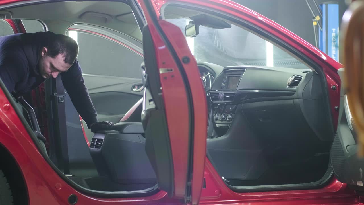 limpieza profesional de automóviles. lavado de sars. detalles interiores. limpieza en seco y detalles del interior de un automóvil. limpeza profunda de asientos. limpeza de espuma en el lavado de automóviles; limpieza del panel del automóvil del polvo. una aspiradora