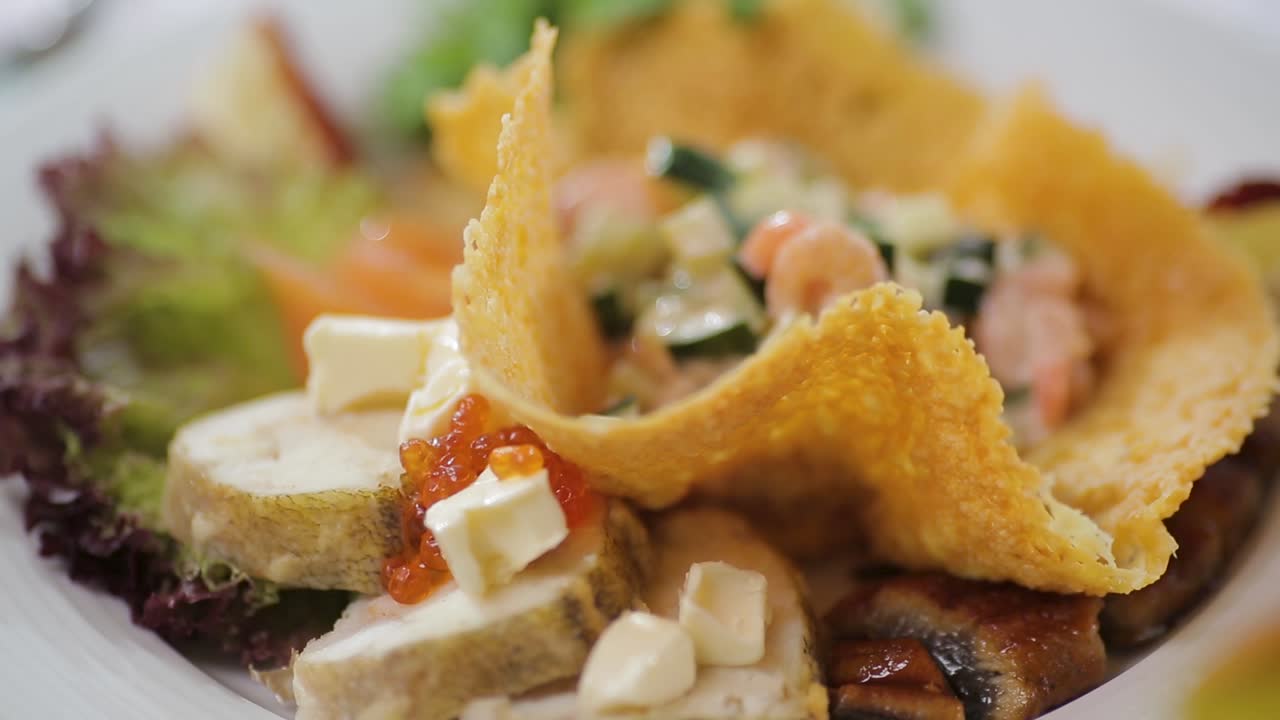 접시 에 여 있는 여러 가지 음식 들