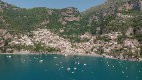 aerial: hermosa fotografía panorámica de positano en la costa de amalfi de italia en un día soleado y despejado