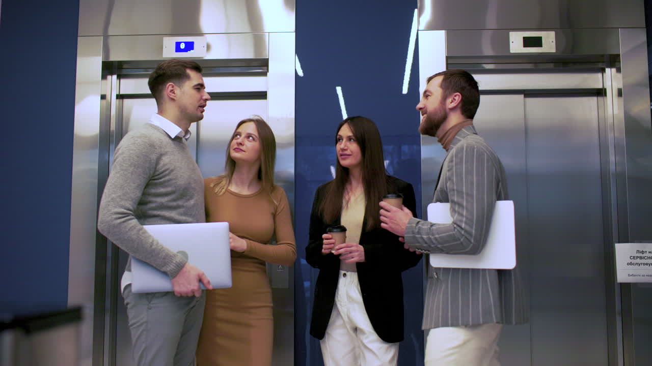 사무실에서 이야기하는 동료들