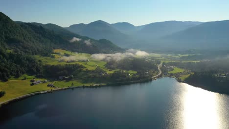 Luftaufnahmen-Schöne-Natur-Norwegen-über-Den-Wolken.