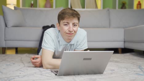 el joven parece indefenso y preocupado en la computadora portátil en casa.