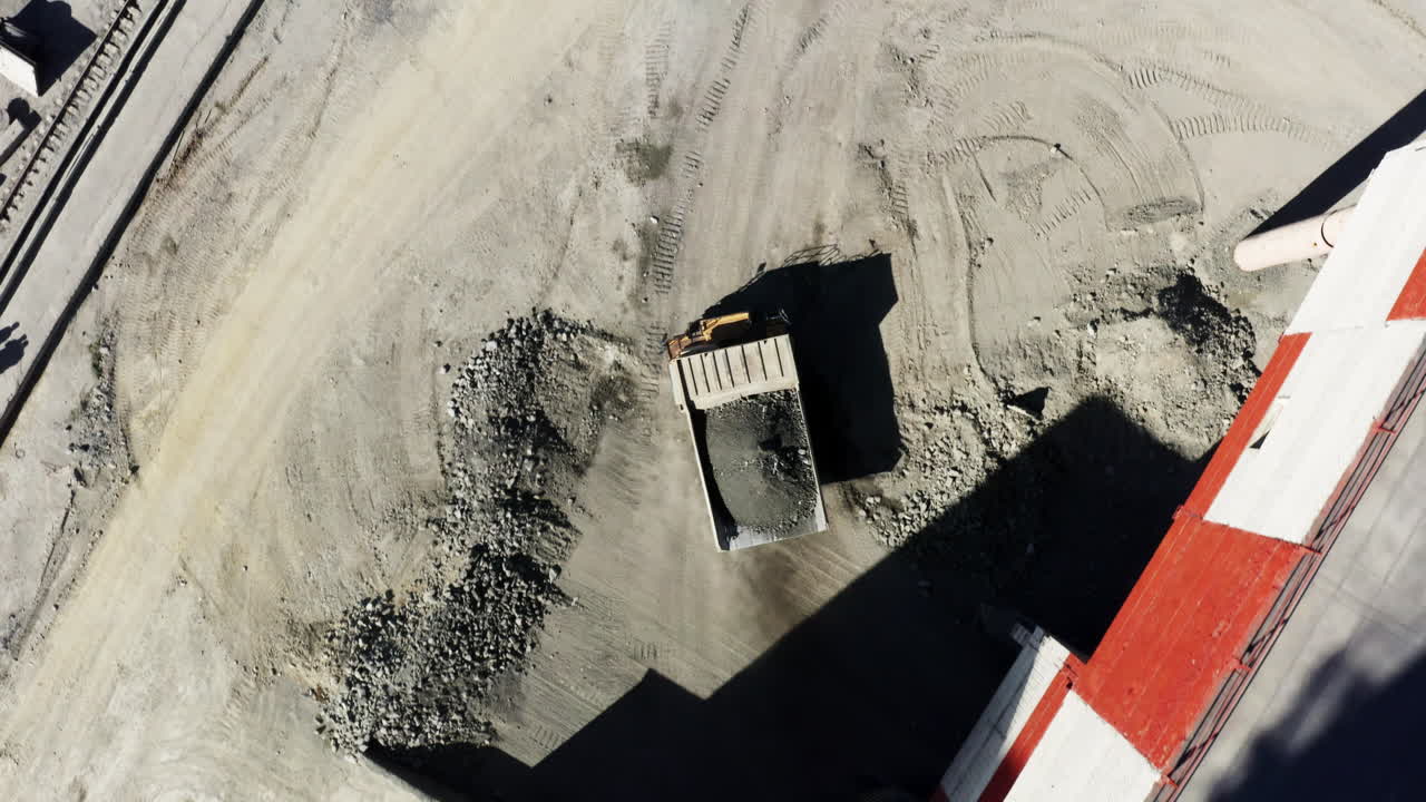 vista aérea de un camión de descarga en el sitio de construcción