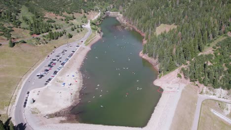 Los-Lugareños-Disfrutan-De-Las-Aguas-Frescas-Del-Lago-Tibble-Fork,-El-Cañón-American-Fork,-Antena